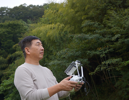 屋外でドローン操作を行う実技講習と屋内で行う講習座学の2つで構成されています